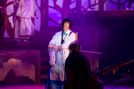 田中稔彦扮する鷺原左京。