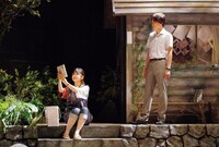 パルコ・プロデュース「目頭を押さえた」より。（撮影：御堂義乘）