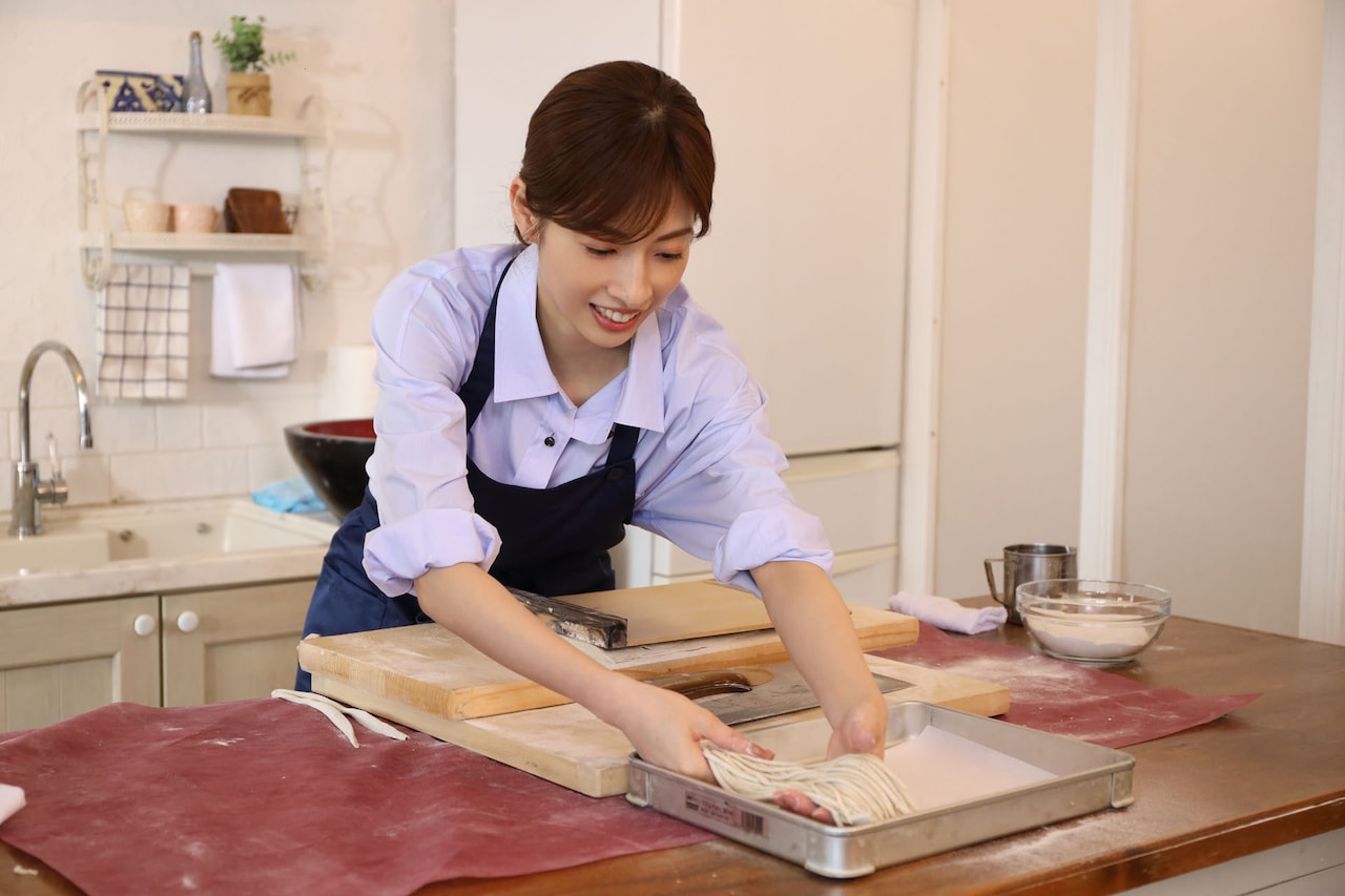 明日海りお、そば打ちに初挑戦！完成品を食し「あぁ、幸せ…」