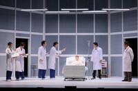 文学座「ウィット」より。（撮影：宮川舞子）