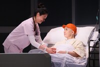 文学座「ウィット」より。（撮影：宮川舞子）