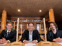 左から麓大輔、岸野央明、江良拓哉。