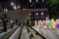 宮城聰（左端）、平田オリザ（左から2番目）があいさつしている様子。(c)猪熊康夫