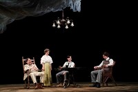 COCOON PRODUCTION 2021 DISCOVER WORLD THEATRE vol.10「夜への長い旅路」より。（撮影：細野晋司）