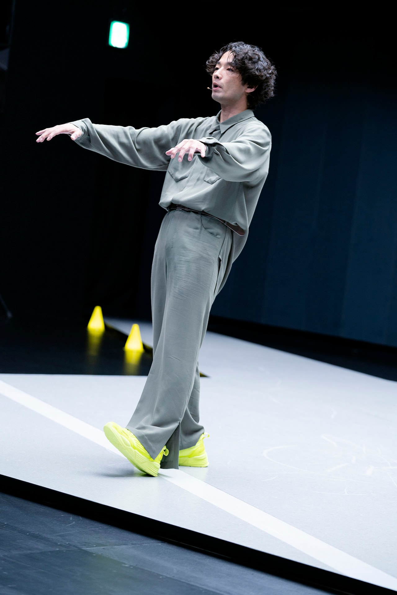 現実とパラレルな世界を幻視して「未練の幽霊と怪物」上演に岡田利規「とてもハッピー」