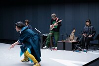 KAAT神奈川芸術劇場プロデュース「未練の幽霊と怪物」の「挫波」より。（撮影：高野ユリカ / Yurika Kono）