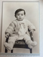 おめかしした幼少期の石井。