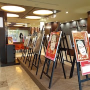 「信州・まつもと大歌舞伎 -13年の軌跡-」より、ホテルブエナビスタでの展示の様子。