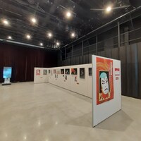 「信州・まつもと大歌舞伎 -13年の軌跡-」より、信毎メディアガーデンでの展示の様子。