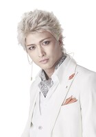 鷲尾修斗扮する矜持（カマエル）。