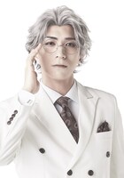 鈴木翔音扮する叡智（イオフィエル）。