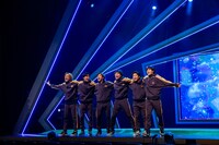 舞台「タンブリング」より。（撮影：小堺勝巳）