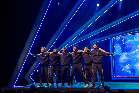 舞台「タンブリング」より。（撮影：小堺勝巳）