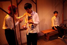 ロロいつ高シリーズ vol.3「すれ違う、渡り廊下の距離って」より。（撮影：三上ナツコ）