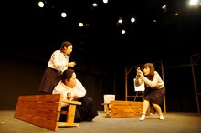 ロロいつ高シリーズ vol.4「いちごオレ飲みながらアイツのうわさ話した」より。（撮影：三上ナツコ）