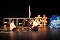 ロロいつ高シリーズ vol.8「心置きなく屋上で」より。（撮影：三上ナツコ）