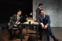 劇団俳優座No.346「インク」より。（撮影：小林万里）