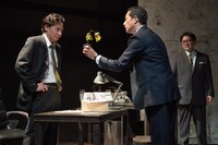 劇団俳優座No.346「インク」より。（撮影：小林万里）