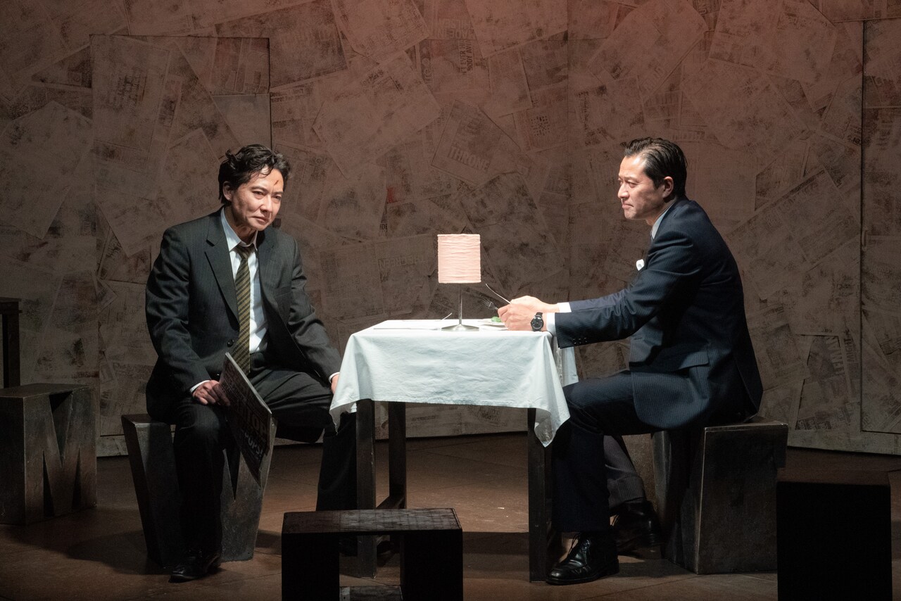 私たち大衆とは何か？眞鍋卓嗣演出「インク」劇団俳優座による日本初演が開幕