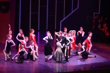 OSK日本歌劇団「レビュー夏のおどり『STARt』」より。