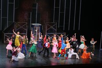 OSK日本歌劇団「レビュー夏のおどり『STARt』」より。