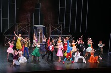 OSK日本歌劇団「レビュー夏のおどり『STARt』」より。