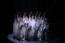 OSK日本歌劇団「レビュー夏のおどり『STARt』」より。