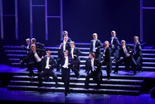 OSK日本歌劇団「レビュー夏のおどり『STARt』」より。