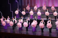 OSK日本歌劇団「レビュー夏のおどり『STARt』」より。