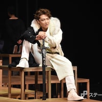 舞台上の“稽古場”で紡ぐファンタジー、井上芳雄らの「首切り王子と愚かな女」開幕