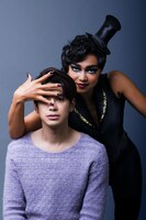 手前から森崎ウィン扮するピピン、Crystal Kay扮するリーディングプレイヤー。