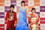 左から辰巳ゆうと、水森かおり、岩佐美咲。