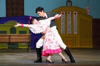 「水森かおり公演」第1部 「笑劇 大正浪漫～令嬢、難儀を引き受ける？～」より。