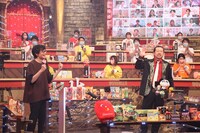 「超逆境クイズバトル!! 99人の壁 お菓子SP」より。左から森下亮、佐藤二朗。(c)フジテレビ