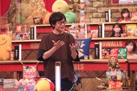 「超逆境クイズバトル!! 99人の壁 お菓子SP」より。チャレンジャーの森下亮（中央）。(c)フジテレビ