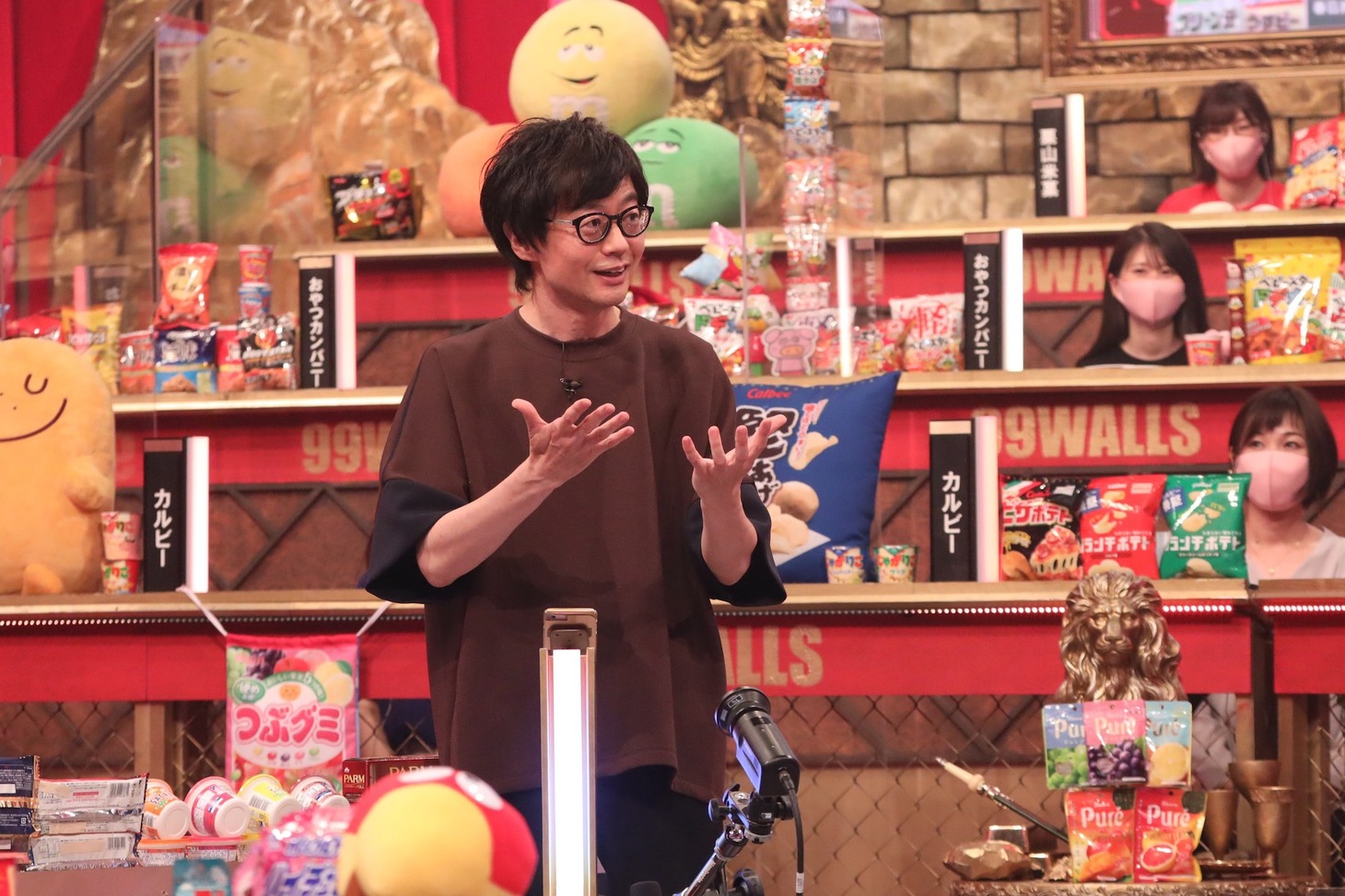 「超逆境クイズバトル!! 99人の壁 お菓子SP」より。チャレンジャーの森下亮（中央）。(c)フジテレビ
