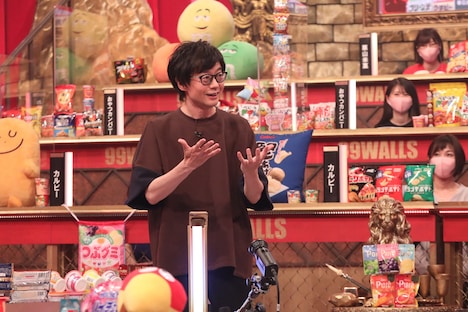 「超逆境クイズバトル!! 99人の壁 お菓子SP」より。チャレンジャーの森下亮(中央)。(c)フジテレビ