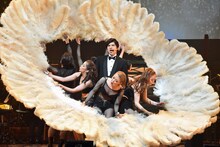 米倉涼子×城田優「SHOWTIME」より。