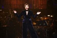 米倉涼子×城田優「SHOWTIME」より。