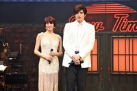 左から米倉涼子、城田優。