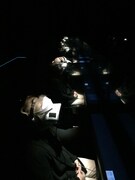 VR (バーチャル・リアリティ)演劇公演「ダークマスター」ニューヨーク公演の様子。