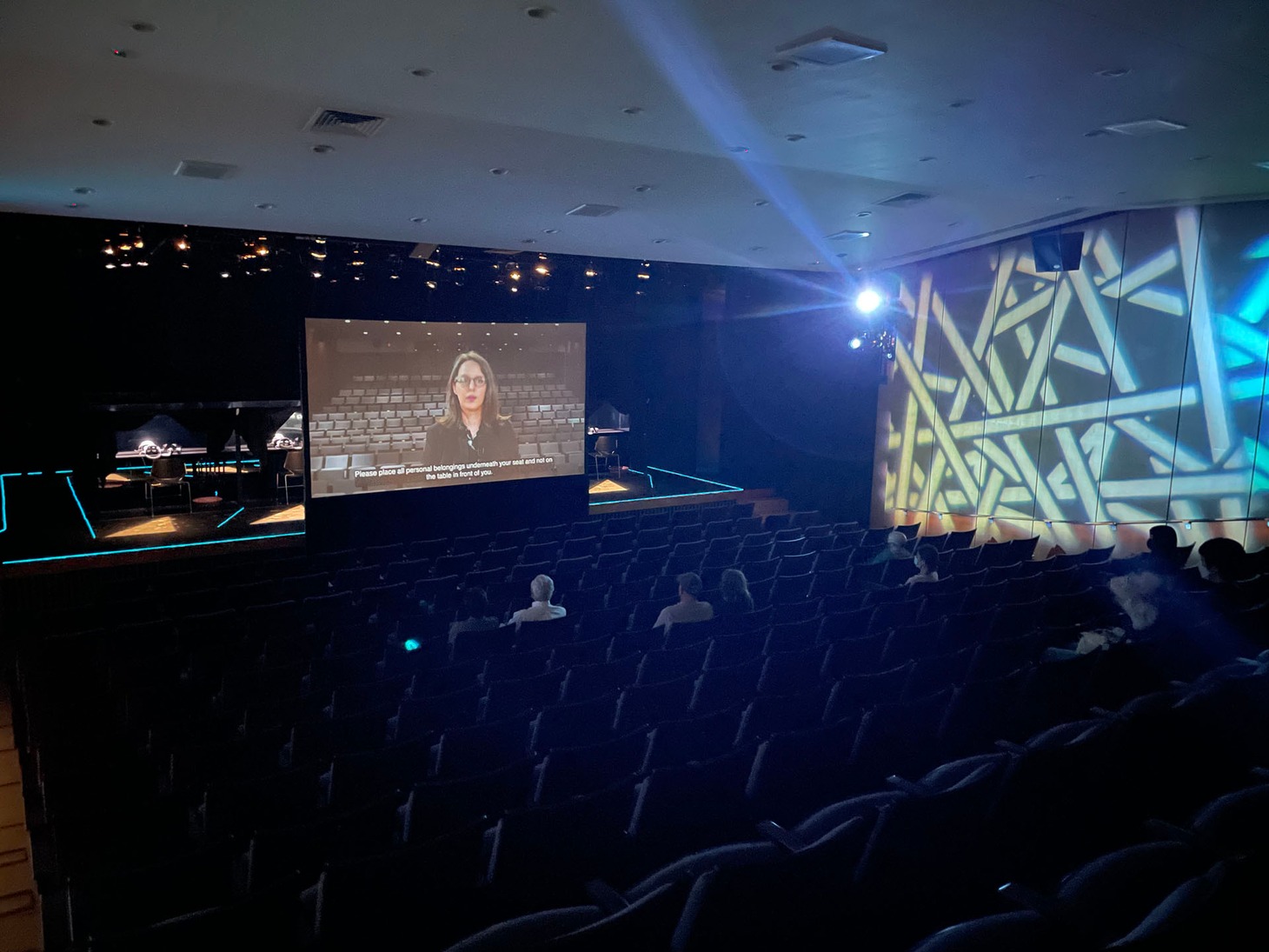 VR （バーチャル・リアリティ）演劇公演「ダークマスター」ニューヨーク公演の様子。
