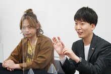 左から池田純矢、新子景視。
