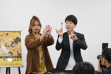 左から池田純矢、フォーク曲げを披露する新子景視。