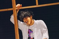 ロロいつ高シリーズ いつだって可笑しいほど誰もが誰か愛し愛されて第三高等学校 ファイナル2本立て公演
vol.9「ほつれる水面で縫われたぐるみ」vol.10「とぶ」より。（撮影：伊原正美）