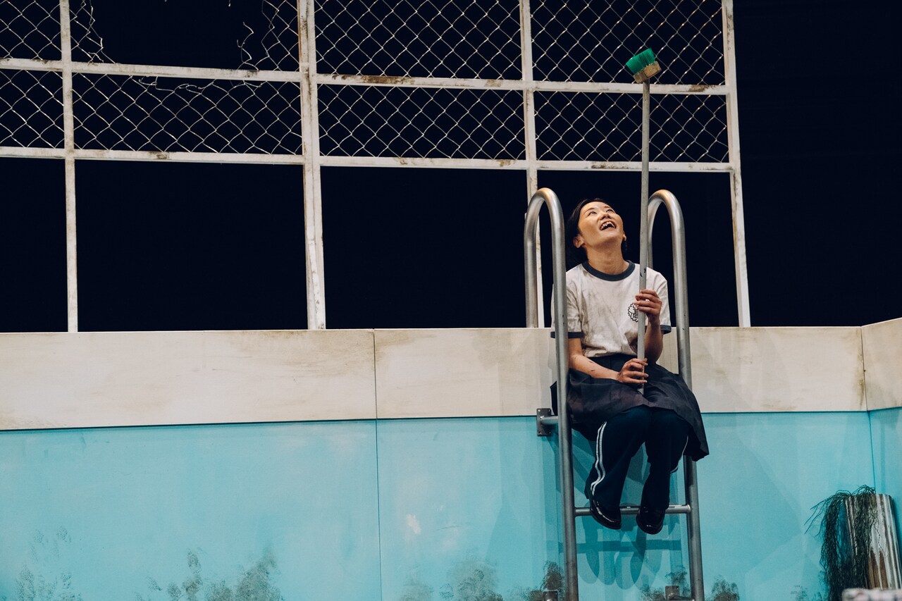 ロロいつ高シリーズ いつだって可笑しいほど誰もが誰か愛し愛されて第三高等学校 ファイナル2本立て公演
vol.9「ほつれる水面で縫われたぐるみ」vol.10「とぶ」より。（撮影：伊原正美）