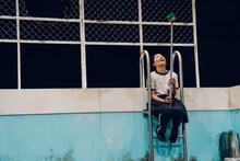 ロロいつ高シリーズ いつだって可笑しいほど誰もが誰か愛し愛されて第三高等学校 ファイナル2本立て公演
vol.9「ほつれる水面で縫われたぐるみ」vol.10「とぶ」より。（撮影：伊原正美）