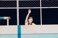 ロロいつ高シリーズ いつだって可笑しいほど誰もが誰か愛し愛されて第三高等学校 ファイナル2本立て公演
vol.9「ほつれる水面で縫われたぐるみ」vol.10「とぶ」より。（撮影：伊原正美）