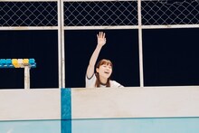 ロロいつ高シリーズ いつだって可笑しいほど誰もが誰か愛し愛されて第三高等学校 ファイナル2本立て公演
vol.9「ほつれる水面で縫われたぐるみ」vol.10「とぶ」より。（撮影：伊原正美）