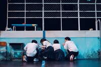 ロロいつ高シリーズ いつだって可笑しいほど誰もが誰か愛し愛されて第三高等学校 ファイナル2本立て公演
vol.9「ほつれる水面で縫われたぐるみ」vol.10「とぶ」より。（撮影：伊原正美）